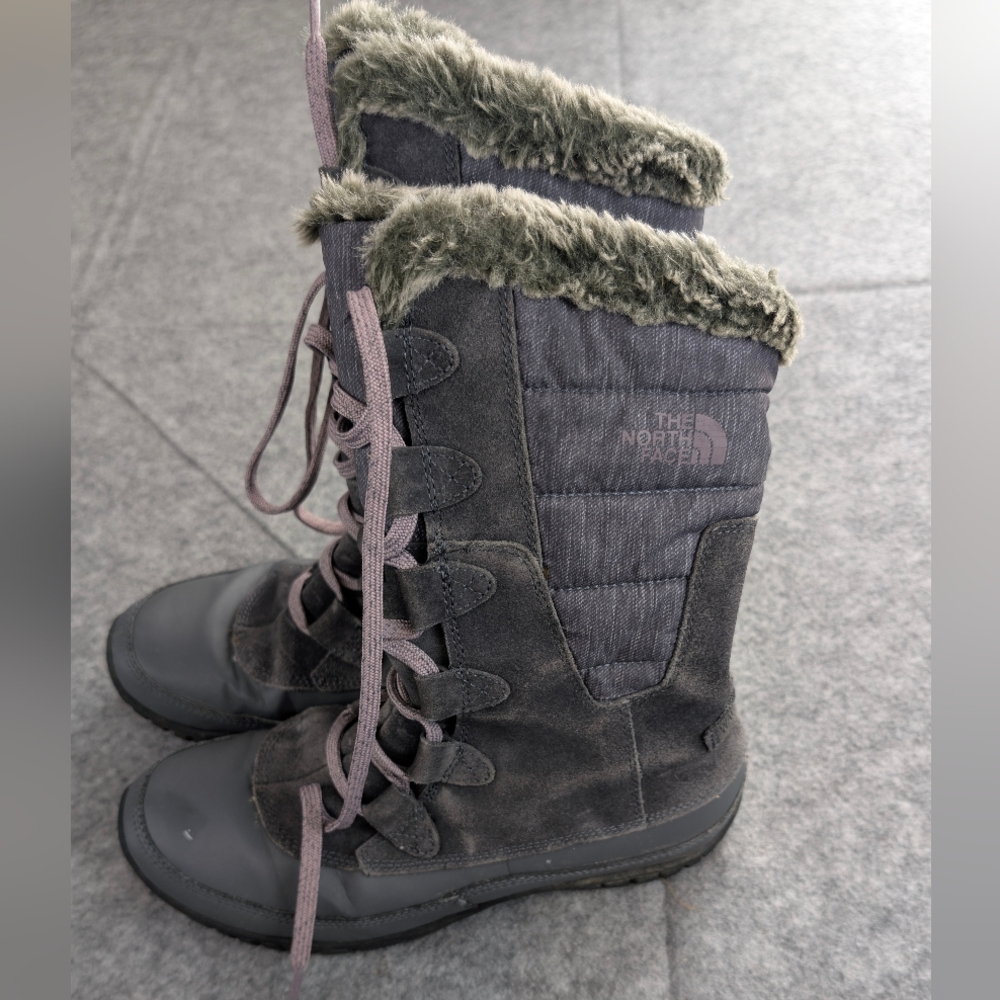 The North Face Women's Size 6  Purple Winter Boots with Fur Trim Warm